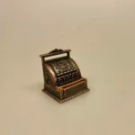 Miniature Kasseapparat Antik Kobber, antik, gammelt, gammeldags, kasse, pengekasse, købmand, købmandsbutik, høker, dukkehus, miniature, symbolsk, gave, gaveide, selvstændig, egen, butik, butiksejer, butiksuddannet, tilbehør, dukkekøbmand, dukkebutik, 1:12, manufaktur, biti, ribe, kassedame, ved kassen, kassemedarbejder, bank, bankuddannet