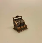 Miniature Kasseapparat Antik Kobber, antik, gammelt, gammeldags, kasse, pengekasse, købmand, købmandsbutik, høker, dukkehus, miniature, symbolsk, gave, gaveide, selvstændig, egen, butik, butiksejer, butiksuddannet, tilbehør, dukkekøbmand, dukkebutik, 1:12, manufaktur, biti, ribe, kassedame, ved kassen, kassemedarbejder, bank, bankuddannet