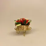Miniature Opsats med med Røde blomster i Altankasse, blomster, blomsterkasse, miniature, blomster, opsats, dukkehus, dukkehusting, ting til, tilbehør, 1:12, skala, sætterkasse, symbolsk, gave, sangskjuler, have, havearkitekt, gavekort, planter, planteskole, havearbejde, gartner, drivhus, haveliv, grønne fingre, haveredskaber, biti, ribe
