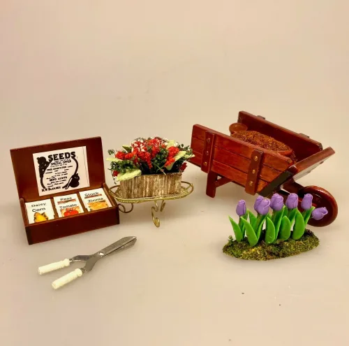 Miniature Opsats med med Røde blomster i Altankasse, blomster, blomsterkasse, miniature, blomster, opsats, dukkehus, dukkehusting, ting til, tilbehør, 1:12, skala, sætterkasse, symbolsk, gave, sangskjuler, have, havearkitekt, gavekort, planter, planteskole, havearbejde, gartner, drivhus, haveliv, grønne fingre, haveredskaber, biti, ribe