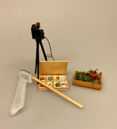 Miniature Sommerfuglenet på skaft, herbarium, insekter, sommerfugle, natur, naturinteresseret, naturvejleder, biolog, biodiversitet, insektliv, sommerfuglejæger, sommerfuglenet, sommer, bier, haven, haveliv, blomster, miniaturer, økosystem, sangskjuler, symbolsk, gave, gaveide, pengegave, penge i gave, gavekort, uddannet, færdiguddannet, biologi, dukkehusting, dukkehus, tilbehør, ting til, sjov, fint, nisser,