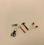Miniature Værktøj - Knibtang & Saks, Miniature Værktøj - 2 Hammere, Miniature Værktøj - 2 skruetrækkere, håndværker, færdig, praktisk, fag, svendebrev, elektriker, gavekort, værktøj, snedker, tømrer, pengegave, sangskjuler, nisse, tilbehør, ting til, dukkehus, dukkehusting, dukkehustilbehør, gavekort, sangskjuler, personlig, sjov, miniaturer, sætterkasse, sættekasse, dukkehuset, 1:12, biti, ribe, nissetilbehør, nissedør, jul, værksted