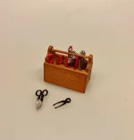 Miniature Værktøj - Knibtang & Saks, Miniature Værktøj - 2 Hammere, Miniature Værktøj - 2 skruetrækkere, håndværker, færdig, praktisk, fag, svendebrev, elektriker, gavekort, værktøj, snedker, tømrer, pengegave, sangskjuler, nisse, tilbehør, ting til, dukkehus, dukkehusting, dukkehustilbehør, gavekort, sangskjuler, personlig, sjov, miniaturer, sætterkasse, sættekasse, dukkehuset, 1:12, biti, ribe, nissetilbehør, nissedør, jul, værksted