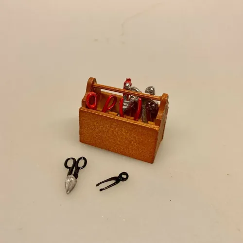 Miniature Værktøj - Knibtang & Saks, Miniature Værktøj - 2 Hammere, Miniature Værktøj - 2 skruetrækkere, håndværker, færdig, praktisk, fag, svendebrev, elektriker, gavekort, værktøj, snedker, tømrer, pengegave, sangskjuler, nisse, tilbehør, ting til, dukkehus, dukkehusting, dukkehustilbehør, gavekort, sangskjuler, personlig, sjov, miniaturer, sætterkasse, sættekasse, dukkehuset, 1:12, biti, ribe, nissetilbehør, nissedør, jul, værksted