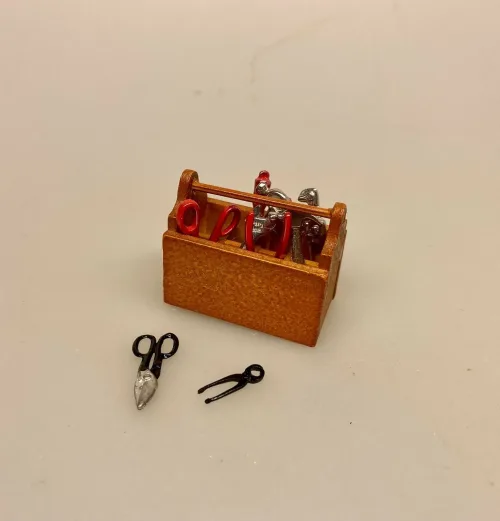 Miniature Værktøj - Knibtang & Saks, Miniature Værktøj - 2 Hammere, Miniature Værktøj - 2 skruetrækkere, håndværker, færdig, praktisk, fag, svendebrev, elektriker, gavekort, værktøj, snedker, tømrer, pengegave, sangskjuler, nisse, tilbehør, ting til, dukkehus, dukkehusting, dukkehustilbehør, gavekort, sangskjuler, personlig, sjov, miniaturer, sætterkasse, sættekasse, dukkehuset, 1:12, biti, ribe, nissetilbehør, nissedør, jul, værksted