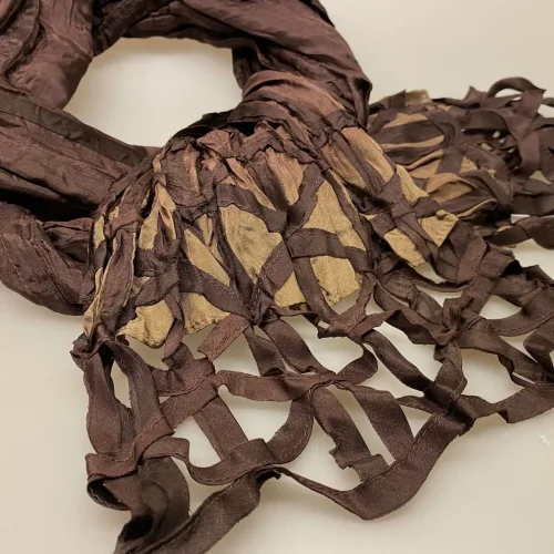 Silketørklæde 8091 Silketørklæde med bånd - brunt, specielt, elegant, særligt, ren silke, detaljer, brunt, mørkebrunt, stola, festligt, silkestola, ren, ægte, 100%, silke, nougatbrun, dybbrun, biti, ribe, gave, gaveide, lady, italiensk,