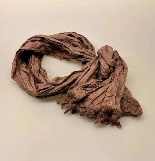 8092 Silketørklæde med kniplingsbort - brunt, ensfarvet, feminint, sporty, specielt, luksus, lækkert, silke silketørklæde, stola, hæklet, takkekant, knilpet, kniplinger, brunt, tørlklæde, gave, gaveide, biti, ribe