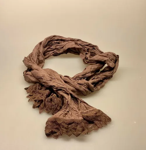 8092 Silketørklæde med kniplingsbort - brunt, ensfarvet, feminint, sporty, specielt, luksus, lækkert, silke silketørklæde, stola, hæklet, takkekant, knilpet, kniplinger, brunt, tørlklæde, gave, gaveide, biti, ribe