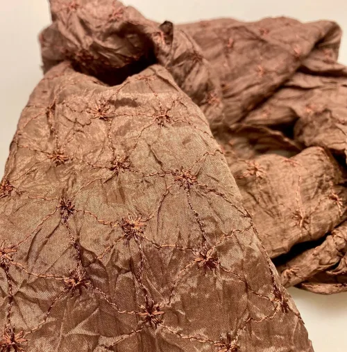 Silketørklæde 8094 Ensfarvet med Broderi Brunt, kakaobrunt, silketørklæde, fuldbroderet, broderet, broderi, ensfarvet, anvendeligt, lille, let, blødt, lækkert, let, smart, fint, silke, ren, ægte, 100%, biti, ribe