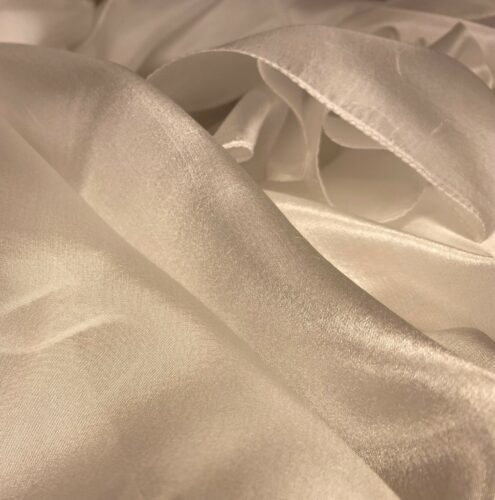 Silketørklæde Pongé 1410 XL - Hvidt, konfirmation, konfirmand, bryllup, brud, brrudetilbehør, silke, ren, ægte, 100%, hvidt, hvid, stola, bolero, fest, over skuldrene, stola, sjal, silketørklæde, stort, let, fnuglet, tyndt, eksklusivt, flot, biti, ribe