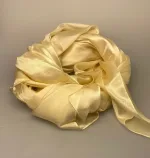 Silketørklæde Pongé 1410 XL - Natur, creme, cremefarvet, lysegul, strågul, korngul, elfenben, æggeskalsfarvet, eggshell, eggnog, silke, silketørklæde, stort, ensfarvet, lyst, blankt, stort, lækkert, stola, ren, silke, 100%, let, eksklusivt, luksuriøst, stola, biti, ribe