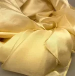 Silketørklæde Pongé 1410 XL - Natur, creme, cremefarvet, lysegul, strågul, korngul, elfenben, æggeskalsfarvet, eggshell, eggnog, silke, silketørklæde, stort, ensfarvet, lyst, blankt, stort, lækkert, stola, ren, silke, 100%, let, eksklusivt, luksuriøst, stola, biti, ribe