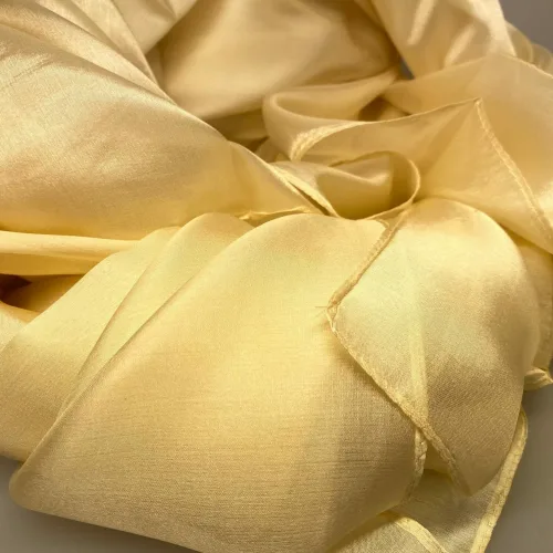 Silketørklæde Pongé 1410 XL - Natur, creme, cremefarvet, lysegul, strågul, korngul, elfenben, æggeskalsfarvet, eggshell, eggnog, silke, silketørklæde, stort, ensfarvet, lyst, blankt, stort, lækkert, stola, ren, silke, 100%, let, eksklusivt, luksuriøst, stola, biti, ribe