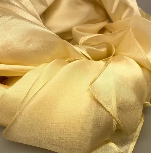 Silketørklæde Pongé 1410 XL - Natur, creme, cremefarvet, lysegul, strågul, korngul, elfenben, æggeskalsfarvet, eggshell, eggnog, silke, silketørklæde, stort, ensfarvet, lyst, blankt, stort, lækkert, stola, ren, silke, 100%, let, eksklusivt, luksuriøst, stola, biti, ribe