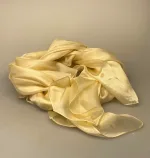 Silketørklæde Pongé 1410 XL - Natur, creme, cremefarvet, lysegul, strågul, korngul, elfenben, æggeskalsfarvet, eggshell, eggnog, silke, silketørklæde, stort, ensfarvet, lyst, blankt, stort, lækkert, stola, ren, silke, 100%, let, eksklusivt, luksuriøst, stola, biti, ribe