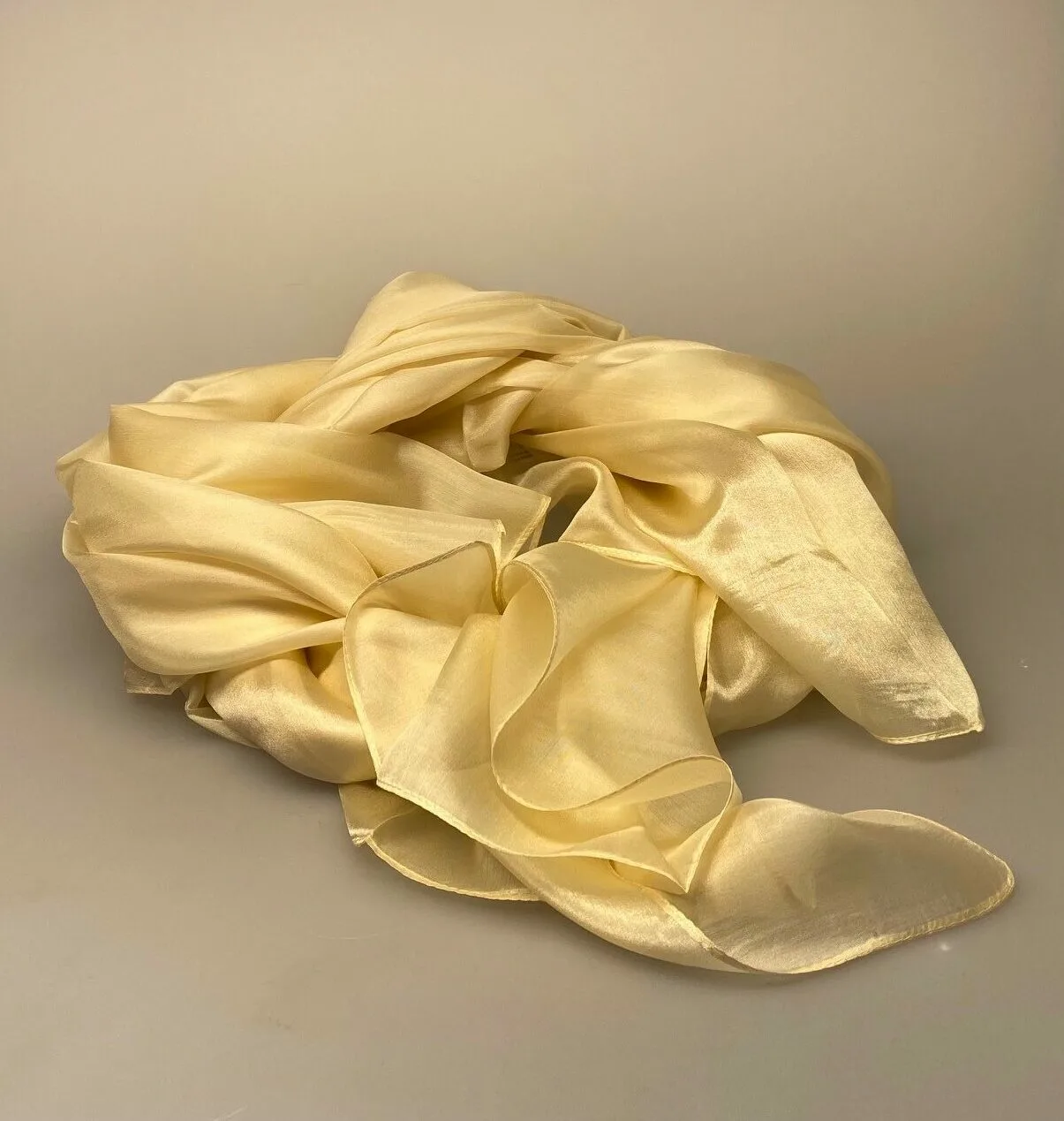 Silketørklæde Pongé 1410 XL - Natur Silketørklæde Pongé 1410 XL - Natur, creme, cremefarvet, lysegul, strågul, korngul, elfenben, æggeskalsfarvet, eggshell, eggnog, silke, silketørklæde, stort, ensfarvet, lyst, blankt, stort, lækkert, stola, ren, silke, 100%, let, eksklusivt, luksuriøst, stola, biti, ribe