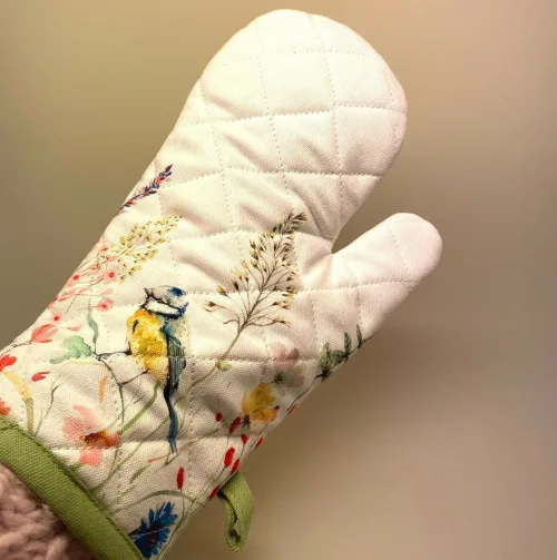 Grillhandske bomuld med Blåmejse og blomster, flora, vilde blomster, grøftekantsblomster, sommerhus, feminin, feminint, Grillhandske - bomuld med tryk, køkken, køkken tekstiler, grillvante, grillhandske, grydelap, varme ting, fugle, naturens fugle, oinitolog, jeg kigger på fugle, ting med fugle, danske fugle, fugle i farver, fauna, natur, flot, biti, ribe, vadehAVET, SORT SOL,