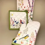 Grydelap - bomuld med tryk med Dompap og blomster, Grillhandske bomuld med Blåmejse og blomster, grill, grillvante, pot grab, kok, madlavning, fugle, natur, kigger på, ornitolog, danske, fugle i farver, flora, fauna, naturvejleder, i haven, blåmejse, kornblomster, grøftekant, grøftekantsblomster, vilde, græs, feminin, gaveide, gave, julegave, køkken, tekstiler, nytteigt, praktisk, biti, ribe, sort sol, yndigt, kvalitet, fin,