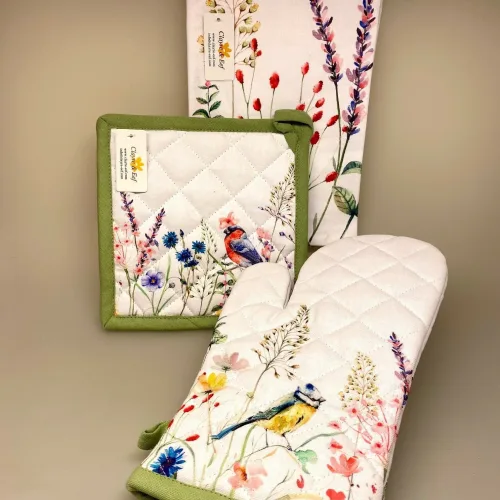 Grydelap - bomuld med tryk med Dompap og blomster, Grillhandske bomuld med Blåmejse og blomster, grill, grillvante, pot grab, kok, madlavning, fugle, natur, kigger på, ornitolog, danske, fugle i farver, flora, fauna, naturvejleder, i haven, blåmejse, kornblomster, grøftekant, grøftekantsblomster, vilde, græs, feminin, gaveide, gave, julegave, køkken, tekstiler, nytteigt, praktisk, biti, ribe, sort sol, yndigt, kvalitet, fin,