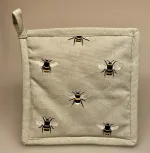 Grydelap - bomuld med tryk - Bier, Grillhandske bomuld med tryk - Bier, bi, bier, bisværm, biavler, honning, lynghonning, biavl, honningbi, grill, weber, gaveide, kok, madlavning, gaveide, biodiversitet, natur, dansk, danmarks, insekter, biodiversitet, biti, ribe, nationalpark, vadehavet, marsken