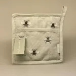 Grydelap - bomuld med tryk - Bier, Grillhandske bomuld med tryk - Bier, bi, bier, bisværm, biavler, honning, lynghonning, biavl, honningbi, grill, weber, gaveide, kok, madlavning, gaveide, biodiversitet, natur, dansk, danmarks, insekter, biodiversitet, biti, ribe, nationalpark, vadehavet, marsken