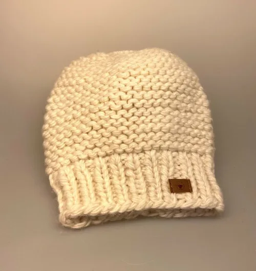 Hue merinould - Irin hue Naturhvid, elfenbensfarvet, creme, lys, natur, hvid, hue, håndstrikket, chunky, fed, vamset, blød, kradser ikke, smart, hipster, hipsterhue, cool, tyk, fuza, dansk, design, strikhue, baskerhue, beanie, fylde, flot, biti, ribe, varm, lun, vinterhue, strikket