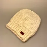 Hue merinould - Irin hue Naturhvid, elfenbensfarvet, creme, lys, natur, hvid, hue, håndstrikket, chunky, fed, vamset, blød, kradser ikke, smart, hipster, hipsterhue, cool, tyk, fuza, dansk, design, strikhue, baskerhue, beanie, fylde, flot, biti, ribe, varm, lun, vinterhue, strikket