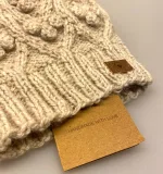 Hue merinould - Lucy Beige, beige, meleret, blød, klassisk, enkel, mønster, mønsterstrikket, håndstrikket, strikket, hue, vinterhue, smart, lille, smart, lys, uld, merinould, blød, lun, feminin, med, kabelmønster, snoniger, bær, kugler, knopper, dansk, design, fuza, biti, ribe, gave, gaveide