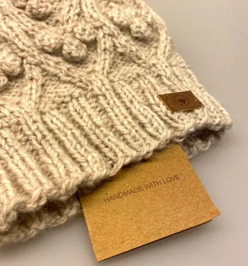 Hue merinould - Lucy Beige, beige, meleret, blød, klassisk, enkel, mønster, mønsterstrikket, håndstrikket, strikket, hue, vinterhue, smart, lille, smart, lys, uld, merinould, blød, lun, feminin, med, kabelmønster, snoniger, bær, kugler, knopper, dansk, design, fuza, biti, ribe, gave, gaveide