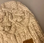 Hue merinould - Lucy Beige, beige, meleret, blød, klassisk, enkel, mønster, mønsterstrikket, håndstrikket, strikket, hue, vinterhue, smart, lille, smart, lys, uld, merinould, blød, lun, feminin, med, kabelmønster, snoniger, bær, kugler, knopper, dansk, design, fuza, biti, ribe, gave, gaveide