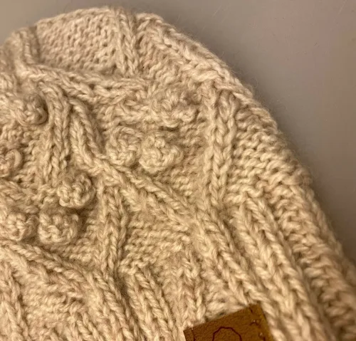 Hue merinould - Lucy Beige, beige, meleret, blød, klassisk, enkel, mønster, mønsterstrikket, håndstrikket, strikket, hue, vinterhue, smart, lille, smart, lys, uld, merinould, blød, lun, feminin, med, kabelmønster, snoniger, bær, kugler, knopper, dansk, design, fuza, biti, ribe, gave, gaveide
