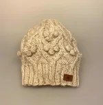 Hue merinould - Lucy Beige, beige, meleret, blød, klassisk, enkel, mønster, mønsterstrikket, håndstrikket, strikket, hue, vinterhue, smart, lille, smart, lys, uld, merinould, blød, lun, feminin, med, kabelmønster, snoniger, bær, kugler, knopper, dansk, design, fuza, biti, ribe, gave, gaveide