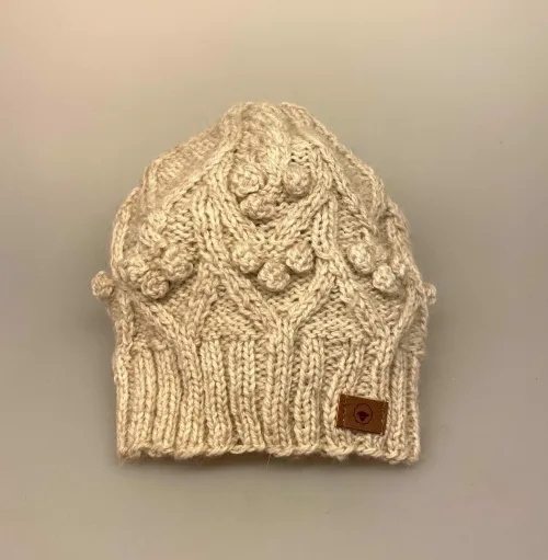 Hue merinould - Lucy Beige, beige, meleret, blød, klassisk, enkel, mønster, mønsterstrikket, håndstrikket, strikket, hue, vinterhue, smart, lille, smart, lys, uld, merinould, blød, lun, feminin, med, kabelmønster, snoniger, bær, kugler, knopper, dansk, design, fuza, biti, ribe, gave, gaveide
