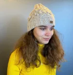 Hue merinould - Lucy Beige, beige, meleret, blød, klassisk, enkel, mønster, mønsterstrikket, håndstrikket, strikket, hue, vinterhue, smart, lille, smart, lys, uld, merinould, blød, lun, feminin, med, kabelmønster, snoniger, bær, kugler, knopper, dansk, design, fuza, biti, ribe, gave, gaveide