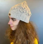 Hue merinould - Lucy Beige, beige, meleret, blød, klassisk, enkel, mønster, mønsterstrikket, håndstrikket, strikket, hue, vinterhue, smart, lille, smart, lys, uld, merinould, blød, lun, feminin, med, kabelmønster, snoniger, bær, kugler, knopper, dansk, design, fuza, biti, ribe, gave, gaveide