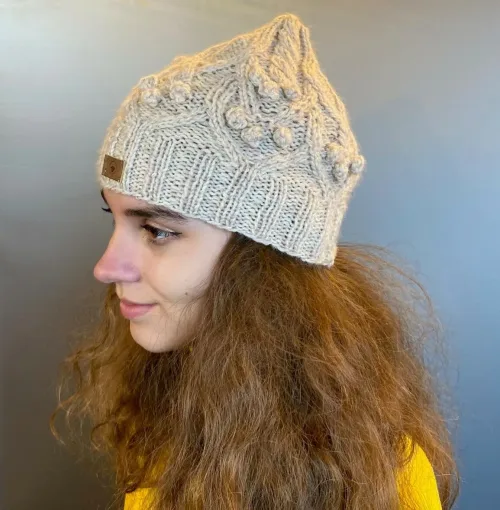 Hue merinould - Lucy Beige, beige, meleret, blød, klassisk, enkel, mønster, mønsterstrikket, håndstrikket, strikket, hue, vinterhue, smart, lille, smart, lys, uld, merinould, blød, lun, feminin, med, kabelmønster, snoniger, bær, kugler, knopper, dansk, design, fuza, biti, ribe, gave, gaveide