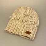 Hue merinould - Lucy Beige, beige, meleret, blød, klassisk, enkel, mønster, mønsterstrikket, håndstrikket, strikket, hue, vinterhue, smart, lille, smart, lys, uld, merinould, blød, lun, feminin, med, kabelmønster, snoniger, bær, kugler, knopper, dansk, design, fuza, biti, ribe, gave, gaveide