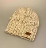 Hue merinould - Lucy Beige, beige, meleret, blød, klassisk, enkel, mønster, mønsterstrikket, håndstrikket, strikket, hue, vinterhue, smart, lille, smart, lys, uld, merinould, blød, lun, feminin, med, kabelmønster, snoniger, bær, kugler, knopper, dansk, design, fuza, biti, ribe, gave, gaveide