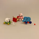 Miniature Bamse med ternet vest, teddy, teddybjørn, mikro, lillebitte, bittelille bamse, bamsebjørn, legetøj, tilbehør, ting til, legesager, dukkehus, dukkehuset, nisser, julemandens, værksted, nissedør, nisser, nissebo, 1:12, legetøjsbutik, biti, ribe