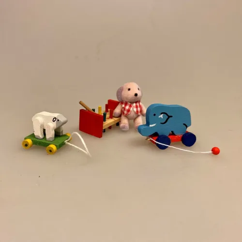 Miniature Bamse med ternet vest, teddy, teddybjørn, mikro, lillebitte, bittelille bamse, bamsebjørn, legetøj, tilbehør, ting til, legesager, dukkehus, dukkehuset, nisser, julemandens, værksted, nissedør, nisser, nissebo, 1:12, legetøjsbutik, biti, ribe