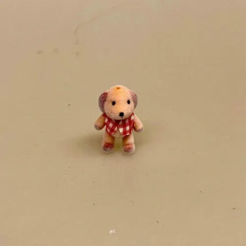Miniature Bamse med ternet vest, teddy, teddybjørn, mikro, lillebitte, bittelille bamse, bamsebjørn, legetøj, tilbehør, ting til, legesager, dukkehus, dukkehuset, nisser, julemandens, værksted, nissedør, nisser, nissebo, 1:12, legetøjsbutik, biti, ribe