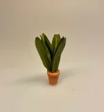Miniature Bredbladet grøn plante, 7732, miniature, miniaturer, mini, drivhus, væksthus, have, havearbejde, haveliv, symbolsk, gave, gaveide, planteskole, dukkestue, dukkehus, ting til, tilbehør, nisser, nisse, nissedør, gartner, havemand, biti, ribe, 1:12