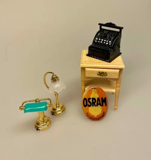Miniature Emalje skilt - Osram, skilt, butiksskilt, emaljeskilt, retro, reklameskilt, dukkehus, dukkehuset, miniature, 1:12, små, tilbehør, ting til, nisser, nissedør, sætterkasse, sættekasse, gammeldags, købmand, købmandsbutik, el, el-salg, lamper, elpærer, glødepære, biti, ribe, symbolsk, gave, sangskjuler, færdiguddannet, elektriker