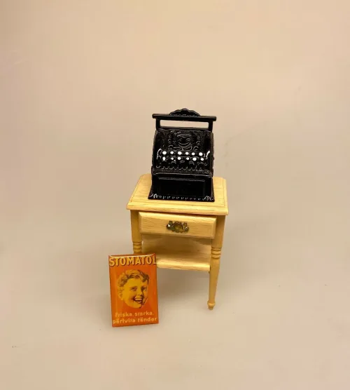 Miniature Emalje skilt - Stomatol, tandpasta, tandpastasmil, hvide, tænder, tandlæge, færdig, tandlægehøjskolen, klinikassisstenst, miniature, apotek, købmand, dukkehus, dukkehuset, ting til, tilbehør, mniiature, 1:12, symbolsk gave, uddannet, uddannelse, færdig, sætterkasse, skilte, reklameskilte, emalje, skilt, biti, ribe