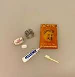 Miniature Emalje skilt - Stomatol, tandpasta, tandpastasmil, hvide, tænder, tandlæge, færdig, tandlægehøjskolen, klinikassisstenst, miniature, apotek, købmand, dukkehus, dukkehuset, ting til, tilbehør, mniiature, 1:12, symbolsk gave, uddannet, uddannelse, færdig, sætterkasse, skilte, reklameskilte, emalje, skilt, biti, ribe