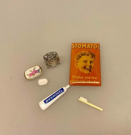 Miniature Emalje skilt - Stomatol, tandpasta, tandpastasmil, hvide, tænder, tandlæge, færdig, tandlægehøjskolen, klinikassisstenst, miniature, apotek, købmand, dukkehus, dukkehuset, ting til, tilbehør, mniiature, 1:12, symbolsk gave, uddannet, uddannelse, færdig, sætterkasse, skilte, reklameskilte, emalje, skilt, biti, ribe