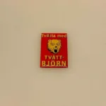 Miniature Emalje skilt - Tvätt Björn, vaskebjørn, tøjvask, vaskemiddel, vaskepulver, retro, gamle dage, skilt, emaljeskilt, reklameskilt, miniaturer, mini, tilbehør, ting til, dukkehus, dukkehuset, dukkestue, købmandsbutik, vaskeri, vaskekone, nisser, nissemor, nissedør, biti, ribe