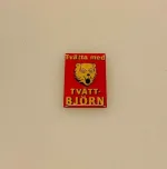 Miniature Emalje skilt - Tvätt Björn, vaskebjørn, tøjvask, vaskemiddel, vaskepulver, retro, gamle dage, skilt, emaljeskilt, reklameskilt, miniaturer, mini, tilbehør, ting til, dukkehus, dukkehuset, dukkestue, købmandsbutik, vaskeri, vaskekone, nisser, nissemor, nissedør, biti, ribe