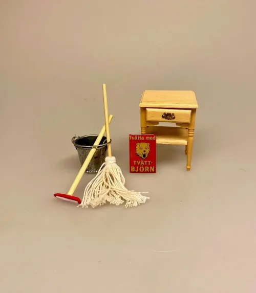 Miniature Mop og guldskrubbe, Miniature Emalje skilt - Tvätt Björn, vaskebjørn, tøjvask, vaskemiddel, vaskepulver, retro, gamle dage, skilt, emaljeskilt, reklameskilt, miniaturer, mini, tilbehør, ting til, dukkehus, dukkehuset, dukkestue, købmandsbutik, vaskeri, vaskekone, nisser, nissemor, nissedør, biti, ribe