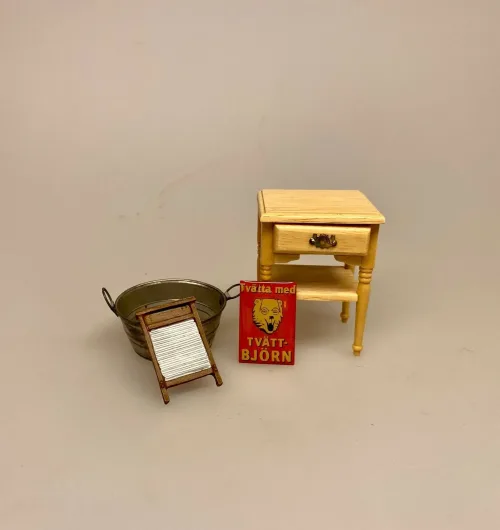 Miniature Emalje skilt - Tvätt Björn, vaskebjørn, tøjvask, vaskemiddel, vaskepulver, retro, gamle dage, skilt, emaljeskilt, reklameskilt, miniaturer, mini, tilbehør, ting til, dukkehus, dukkehuset, dukkestue, købmandsbutik, vaskeri, vaskekone, nisser, nissemor, nissedør, biti, ribe
